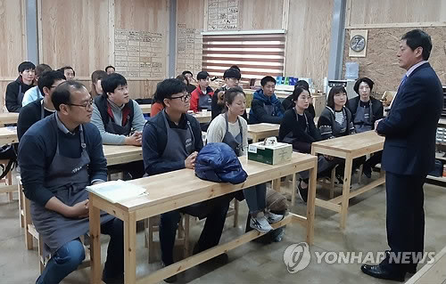 DIY 가구 제작 실습 중인 국비지원 목공교육 수강생